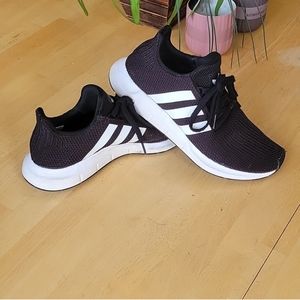 Womens Adidas gym shoes. Size 9.